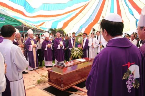 Thánh lễ An táng Đức Giám mục Phaolô Nguyễn Thanh Hoan
